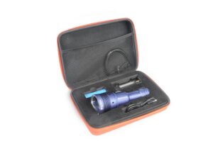 Ο φακός Best Divers Super Bellatrix με μπαταρία, φορτιστή και καλώδιο στη θήκη μεταφοράς