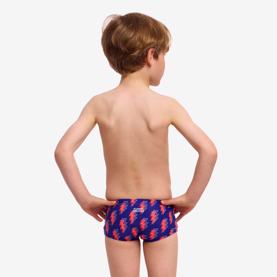 Πίσω όψη του παιδικού μαγιό Funky Trunks με κόκκινους κεραυνούς