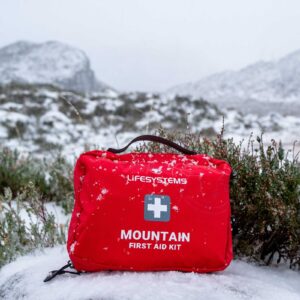 Το φαρμακείο Lifesystems Mountain στο χιόνι στο βουνό