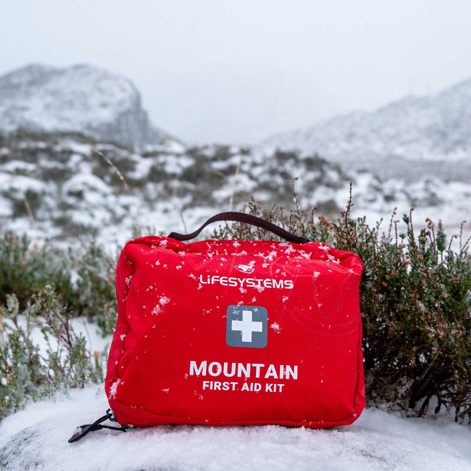 Το φαρμακείο Lifesystems Mountain στο χιόνι στο βουνό