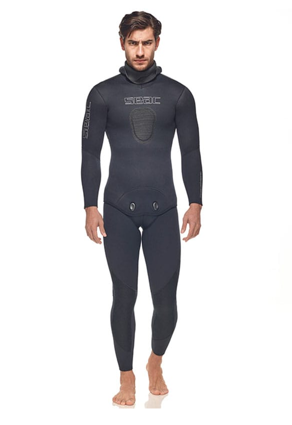 Seac Race Flex Comfort μαύρη στολή 2 τεμαχίων με την κουκούλα κατεβασμένη