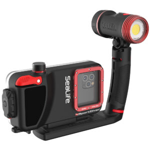 Το σετ SeaLife SportDiver Pro με θήκη, βάση, λαβή και φακό σε πλάγια όψη