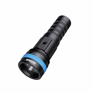 Πλάγια όψη του φακού κατάδυσης D26 1600S της XTAR με ανάγλυφη λαβή